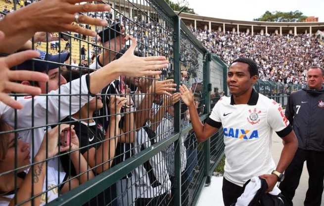 Elias se reencontra com torcedor como jogador do Corinthians (foto: globo esporte) 