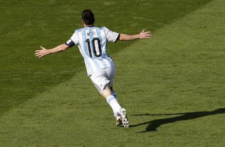 Messi marca o gol da salvação da Argentina (imagem: Reuters)